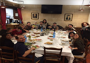 Comida en el salón principal celebracion comida la becada